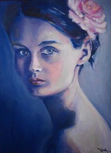 jeune femme brune sur fond bleu