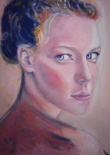 visage d'une jeune femme blonde